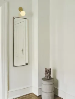 Væglamper<Nuura Apiales Wall, brushed brass / opal