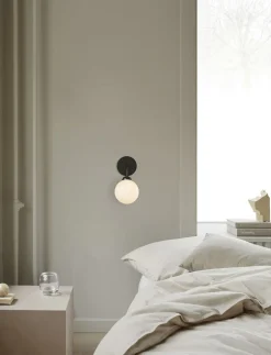 Væglamper<Nuura Apiales Wall, satin black / opal