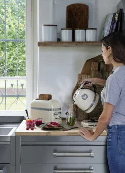 Køkkenmaskiner<KitchenAid Artisan elkedel 1,5 liter Creme