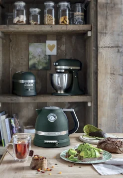 Køkkenmaskiner<KitchenAid Artisan elkedel creme 1,5 liter Pebble palm