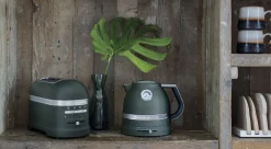 Køkkenmaskiner<KitchenAid Artisan elkedel creme 1,5 liter Pebble palm