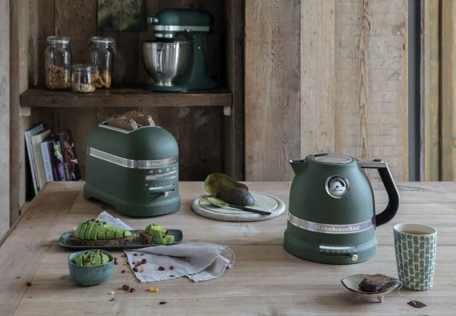Køkkenmaskiner<KitchenAid Artisan elkedel creme 1,5 liter Pebble palm