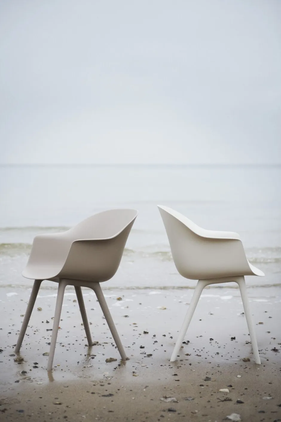 Møbler<Gubi Bat Dining Chair - Un-Upholstered, Plastic base, Monochrome,