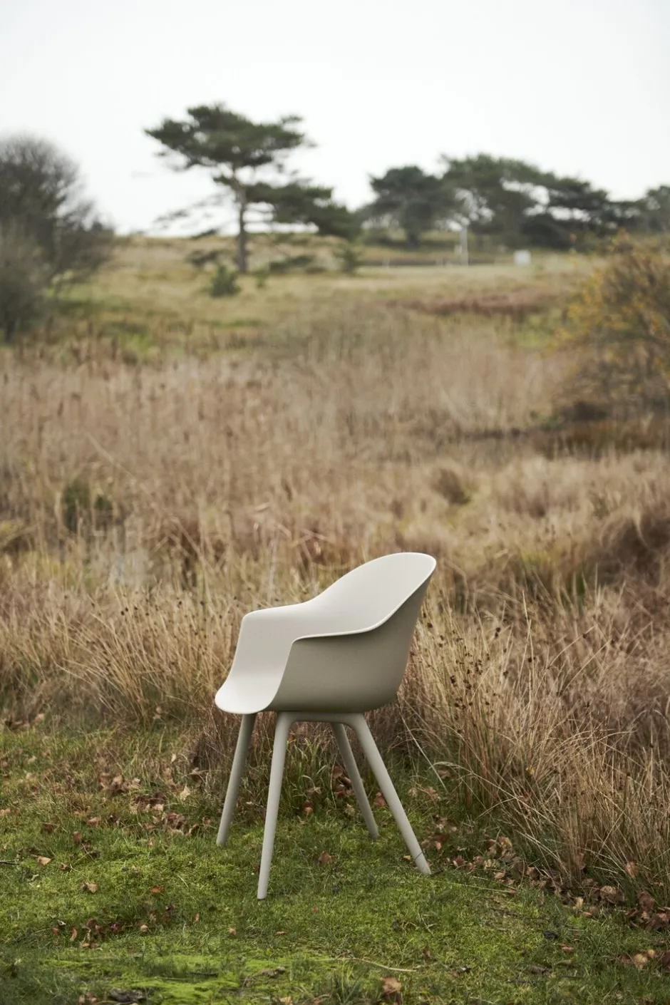 Møbler<Gubi Bat Dining Chair - Un-Upholstered, Plastic base, Monochrome,