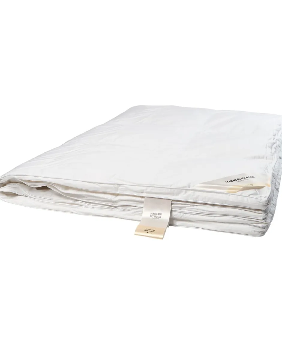 Dyner<Magasin du Nord Collection Diamant Gåsedunsdyne - Let 140x220 cm.