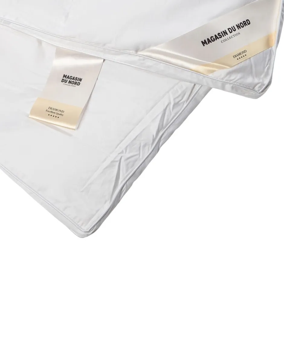 Dyner<Magasin du Nord Collection Diamant Gåsedunsdyne - Let 140x220 cm.