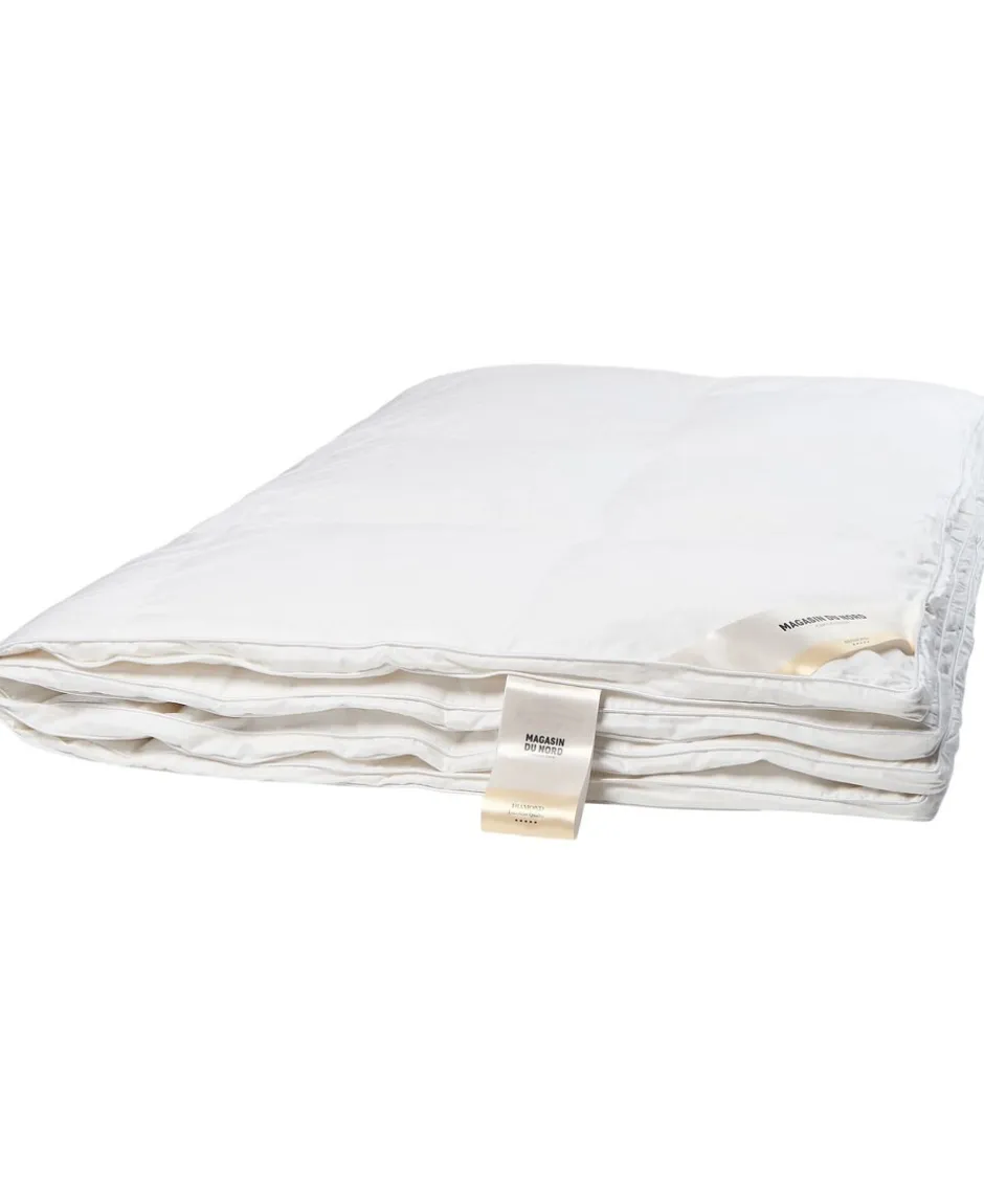 Dyner<Magasin du Nord Collection Diamant Gåsedunsdyne - Let 140x200 cm.