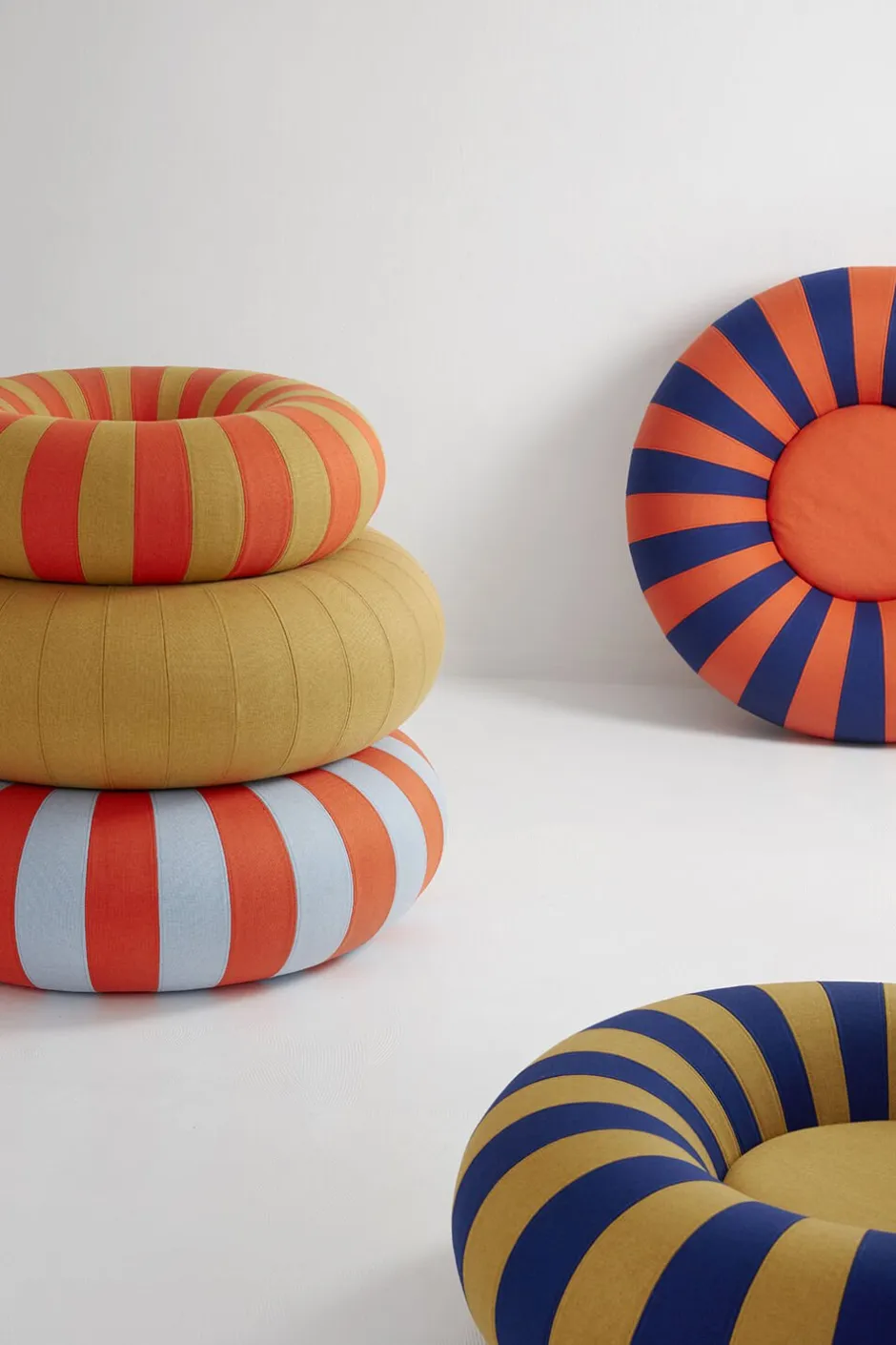 Møbler<Studio About FLOAT, SMALL, DARK BLUE/OCHRE