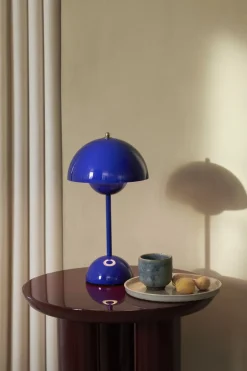 Bordlamper|Trådløse Lamper<&Tradition Flowerpot Portable Lamp VP9, , Magnetic Charger Cobalt blue