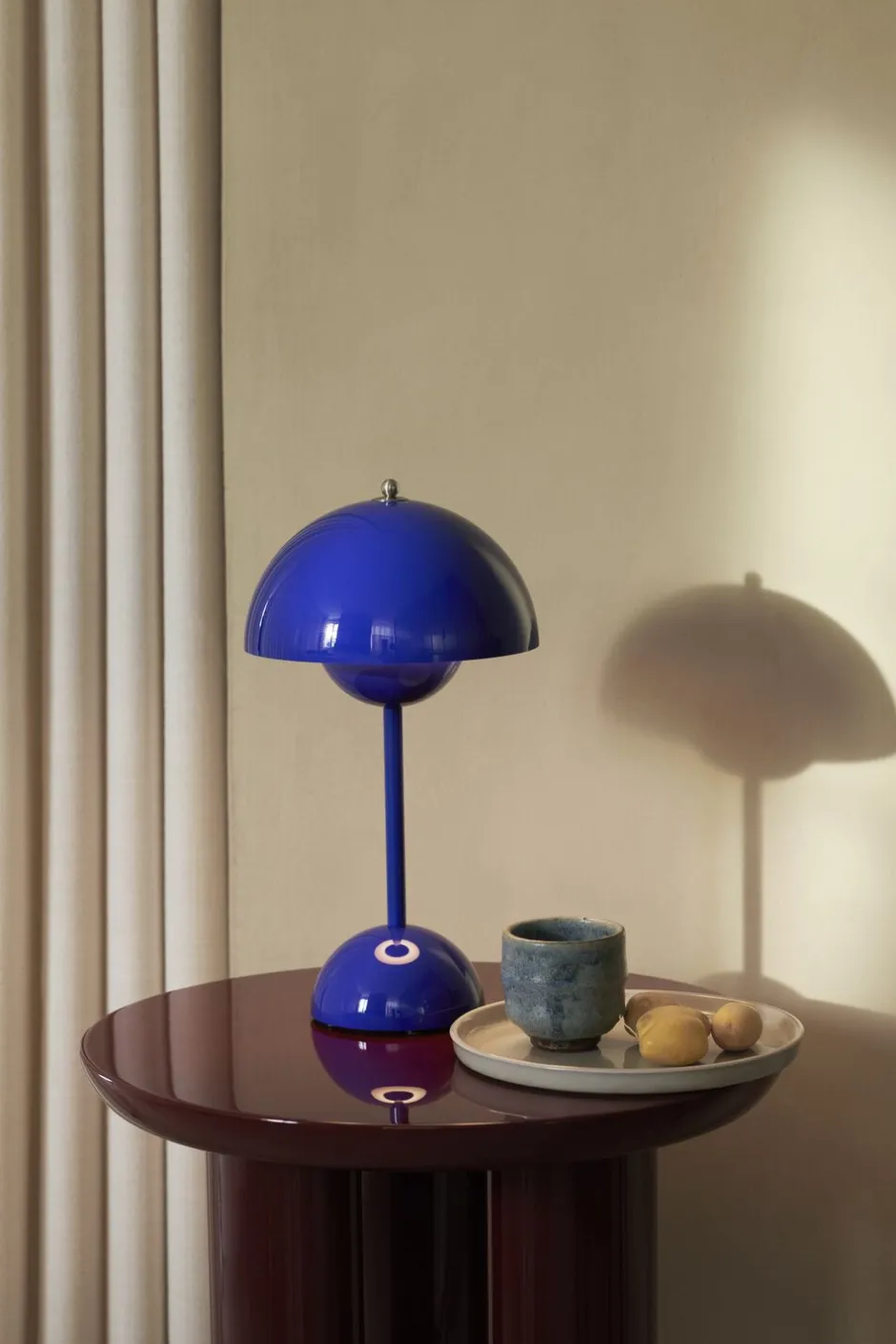 Bordlamper|Trådløse Lamper<&Tradition Flowerpot Portable Lamp VP9, , Magnetic Charger Cobalt blue