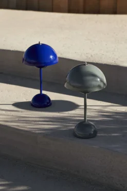 Bordlamper|Trådløse Lamper<&Tradition Flowerpot Portable Lamp VP9, , Magnetic Charger Cobalt blue