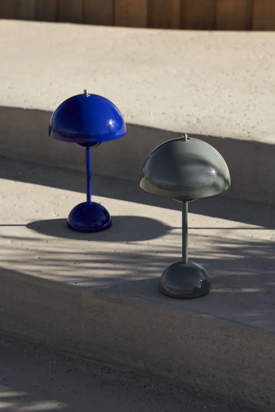 Bordlamper|Trådløse Lamper<&Tradition Flowerpot Portable Lamp VP9, , Magnetic Charger Cobalt blue