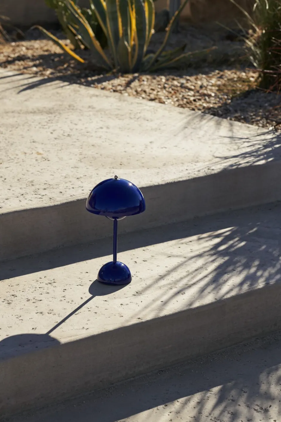 Bordlamper|Trådløse Lamper<&Tradition Flowerpot Portable Lamp VP9, , Magnetic Charger Cobalt blue