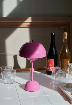Bordlamper|Trådløse Lamper<&Tradition Flowerpot Portable Lamp VP9, Magnetic Charger Tangy pink