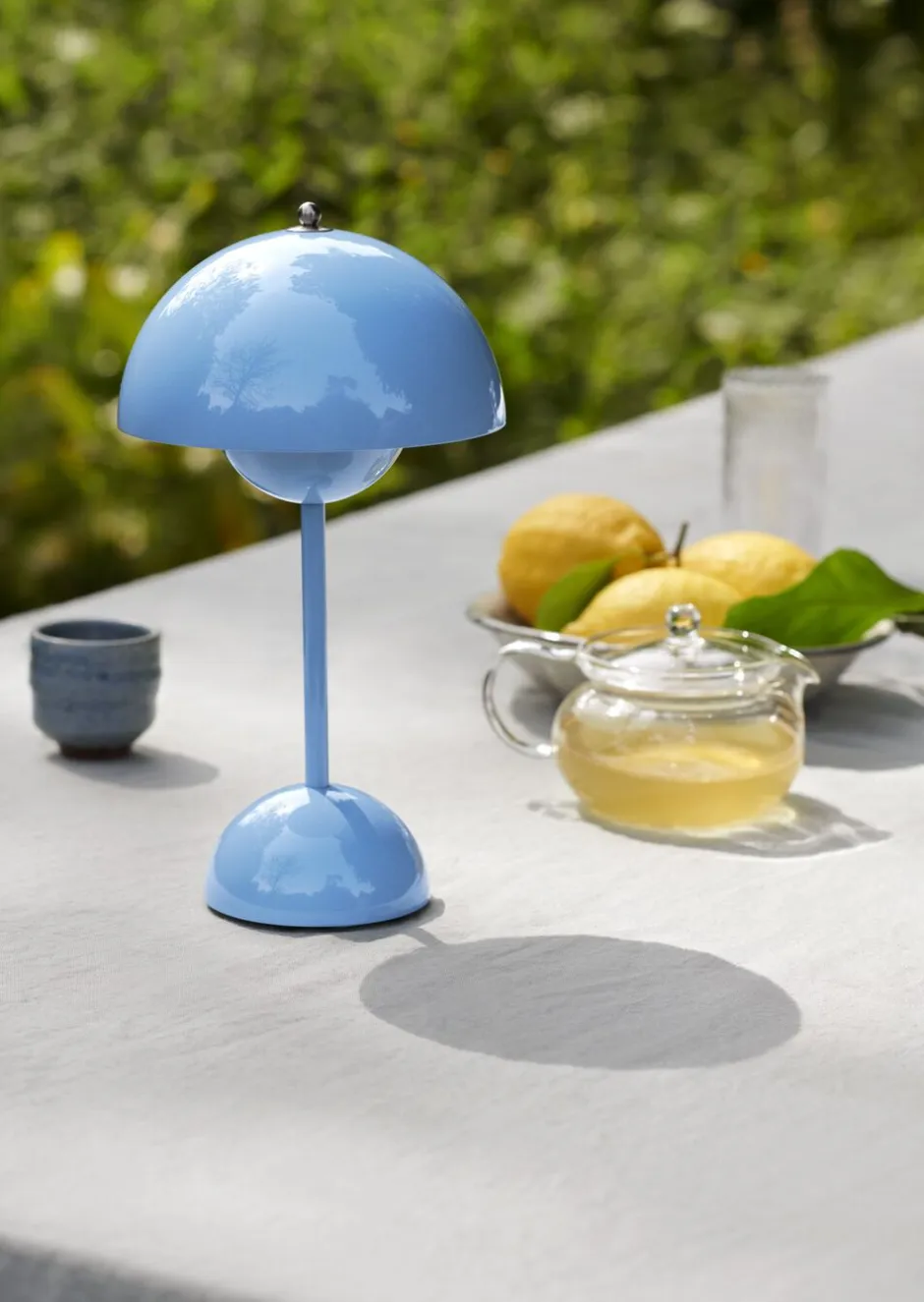 Bordlamper|Trådløse Lamper<&Tradition Flowerpot Portable Lamp VP9, Magnetic Charger Swim blue