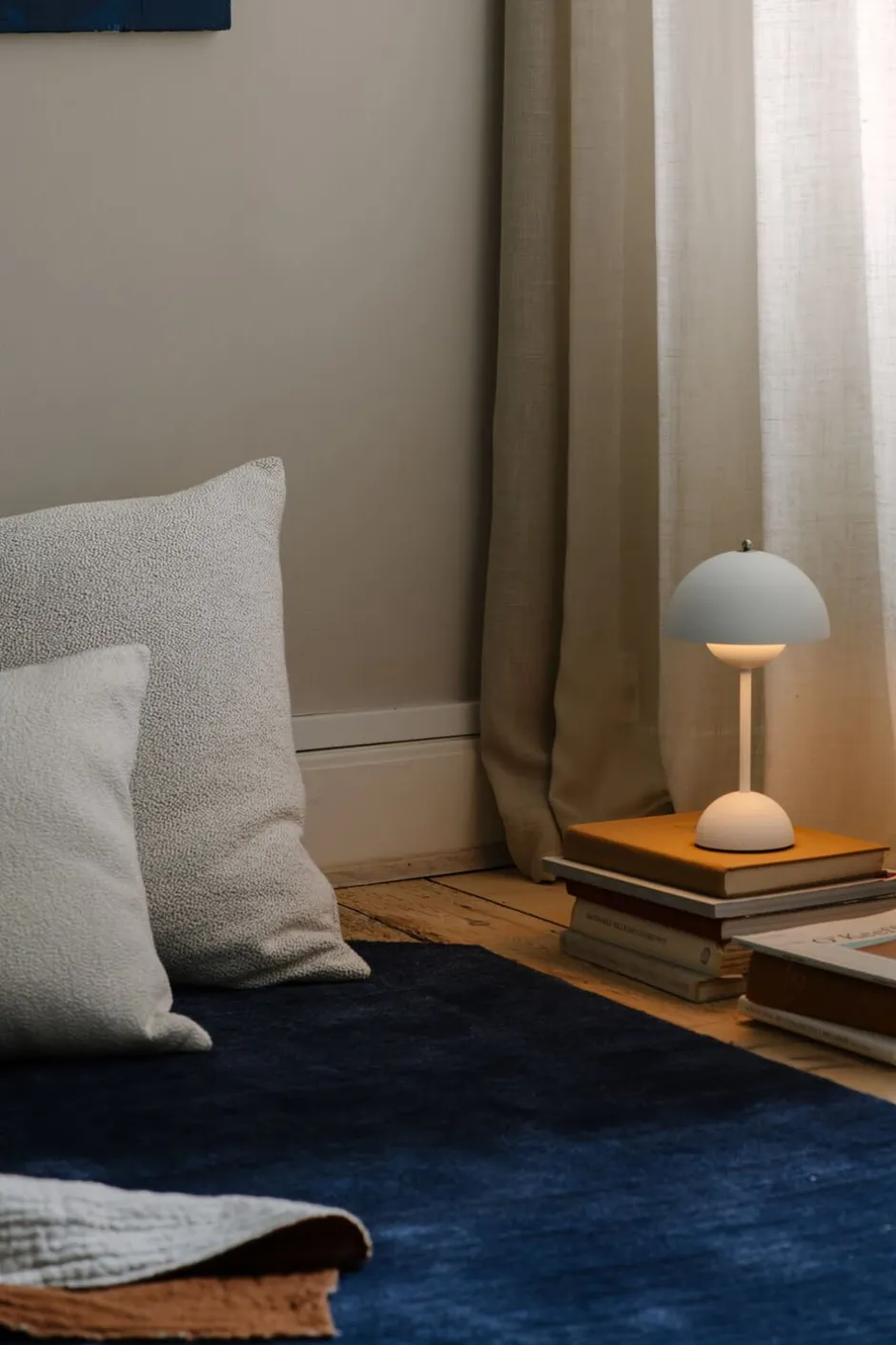 Bordlamper|Trådløse Lamper<&Tradition Flowerpot Portable Lamp VP9, Magnetic Charger Matt white