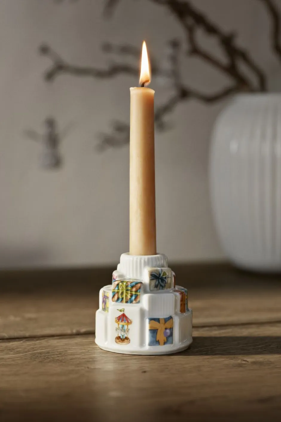 Julepynt<Kähler Hammershøi Christmas Gaver lysestage Ø7. 5 cm hvid m. deko