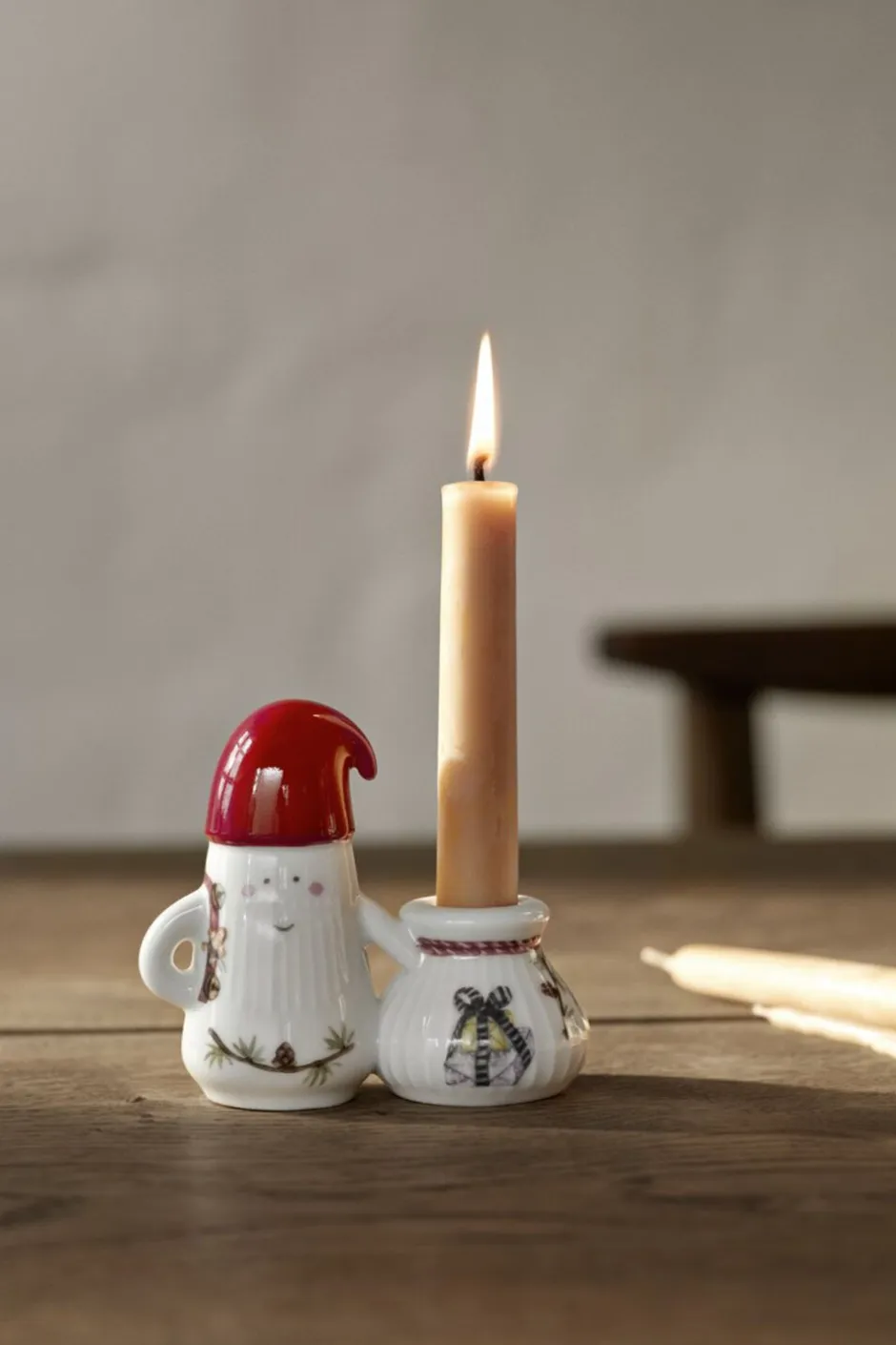 Julepynt<Kähler Hammershøi Christmas Nissefar lysestage H8. 5 hvid m. deko
