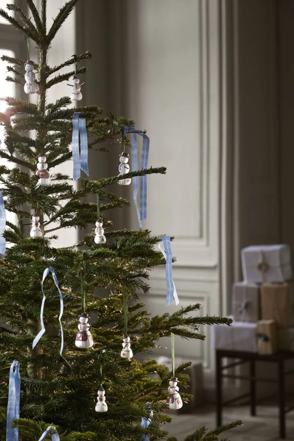 Juletræspynt<Kähler Hammershøi Christmas Snedreng hængende H7 hvid m. deko