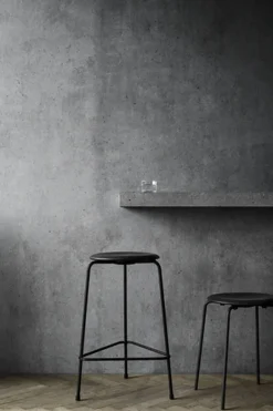 Møbler<Fritz Hansen HIGH DOT skammel Cowboy Black / Black mat lacquered base