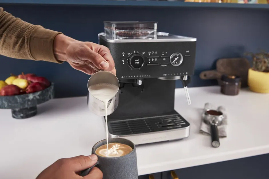 Kaffe & Te<KitchenAid halvautomatisk espressomaskine-5KES6551EBK