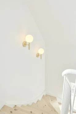 Væglamper<Nuura Miira Wall, brass / opal