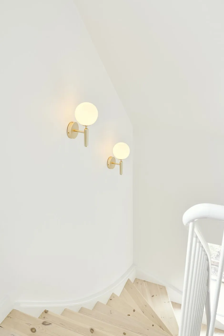 Væglamper<Nuura Miira Wall, brass / opal