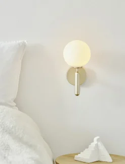 Væglamper<Nuura Miira Wall, brass / opal
