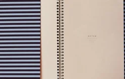 Bøger|Kontorartikler<Notem NELA Notebook med spiralryg - Stor, Bordeaux og blå
