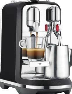 Kaffe & Te<Nespresso SAGE SNE 800 BTR KAPSELMASKINE The Creatista Plus - Black Tr