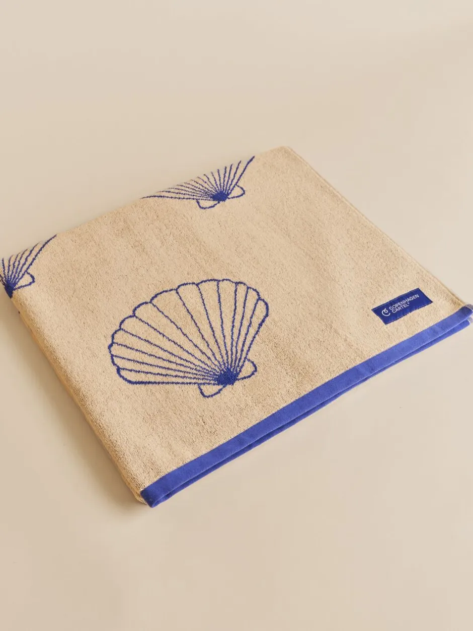 Håndklæder<Cartel Copenhagen Shell Beach Towel - Sand/Cartel Blue Sand/blå