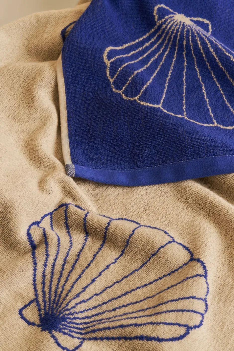 Håndklæder<Cartel Copenhagen Shell Beach Towel - Sand/Cartel Blue Sand/blå