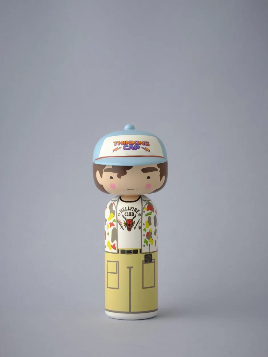 Figurer & Skulpturer<Lucie Kaas Sketch.inc - Kokeshi | Stranger Things - Dustin Henderson