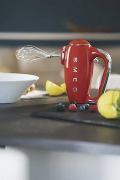 Køkkenmaskiner<SMEG HMF01RDEU håndmixere creme