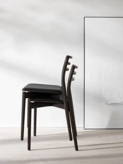 Møbler<Vipp 481 Cabin chair, Dark oak w/black leather