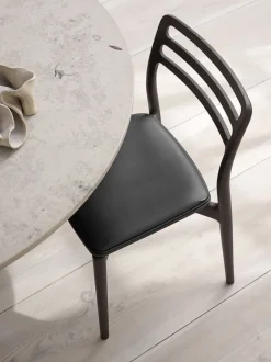Møbler<Vipp 481 Cabin chair, Dark oak w/black leather